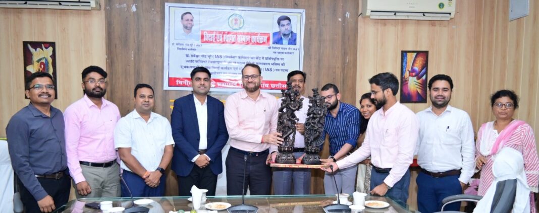 Collector Dr. Sarveshwar Narendra Bhure Given Warm Farewell; New Collector Jitendra Yadav Assumes Charge