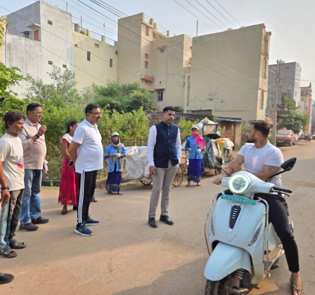 Collector Inspects Sanitation in Mamta Nagar and Nawagaon Wards of Rajnandgaon Municipal Area