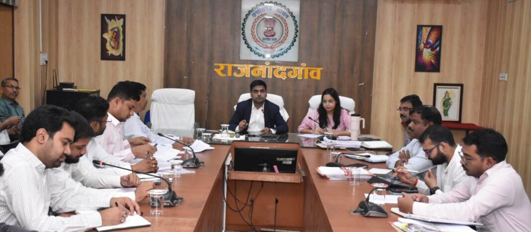 Collector Jitendra Yadav Stresses Visible Ground-Level Impact of Government Schemes in Rajnandgaon