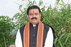 21 Naxalites Surrender Arms in Bastar; Deputy CM Vijay Sharma Welcomes Move Toward Peace and Rehabilitation