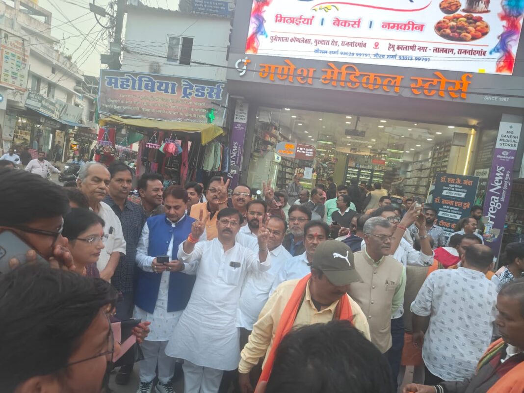 BJP Workers Celebrate NDA’s Historic Bihar Victory at Manav Mandir Chowk