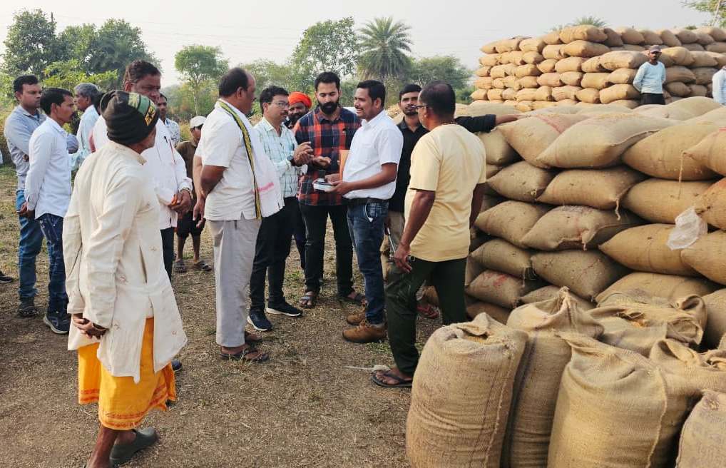 Strict Crackdown on Illegal Paddy Trade in Rajnandgaon: 820 Quintals Seized Worth ₹25.42 Lakh