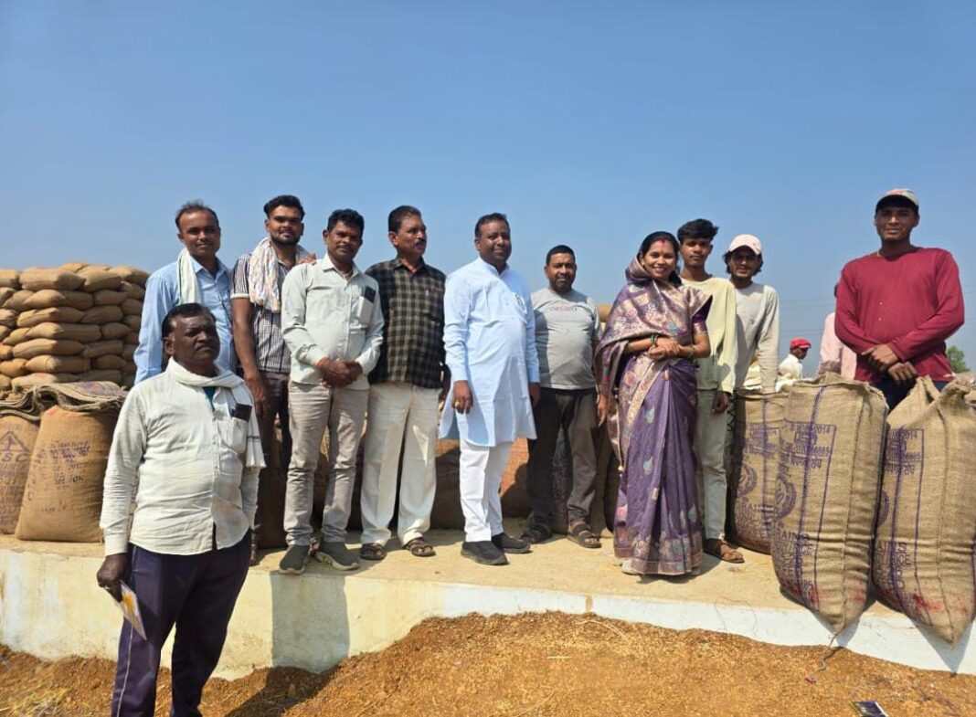Former District Panchayat President Geeta Ghasi Sahu Inspects Joshilamati Paddy Procurement Centre; Farmers Extend Warm Welcome