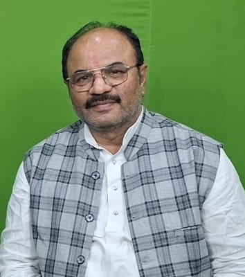 Illegal Felling of Kadamba Tree in Indira Nagar Sparks Outrage; Former Councillor Rajesh Gupta Alleges Bribery by Electricity Department Staff