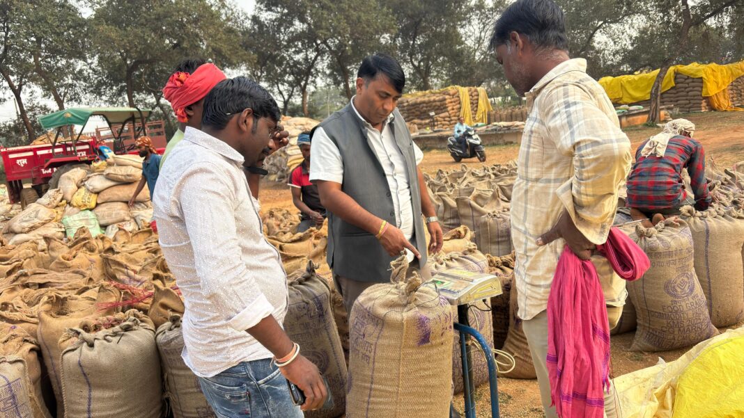 Fury Among Farmers Over Reduced Paddy Procurement in Dongargaon: Zila Panchayat Member Mahendra Yadav Accuses Collector