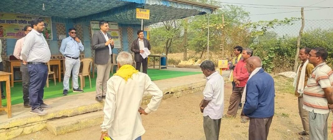 Collector Jitendra Yadav Conducts Surprise Inspection of Paddy Procurement Centres in Tumdibod, Tilairwar, Maharajpur and Kohka
