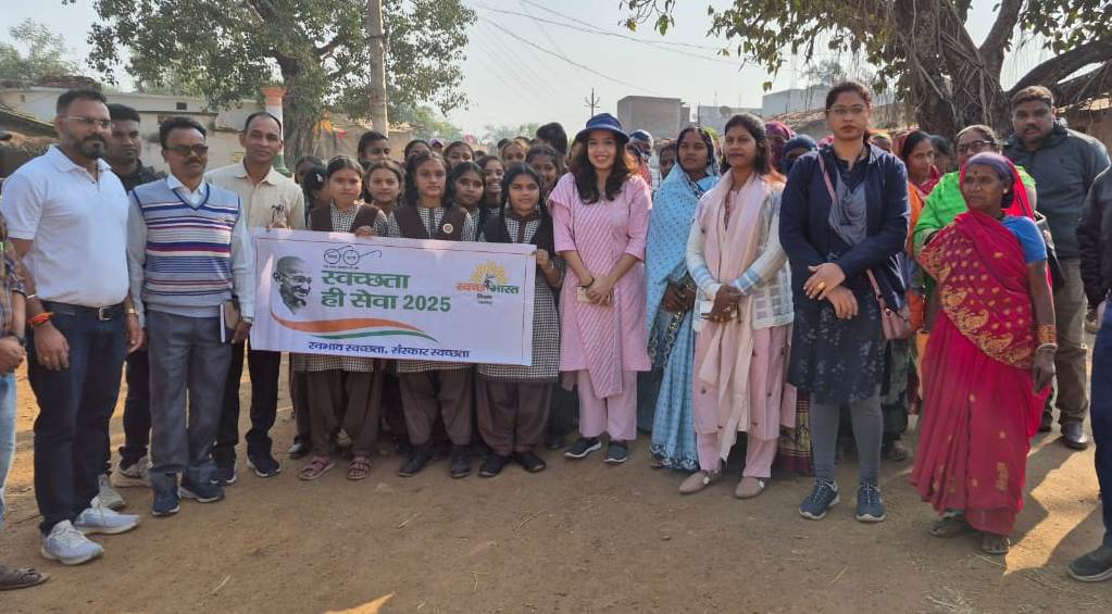 District Panchayat CEO Joins Swachhata Festival in Tilaiwar and Tappa Villages