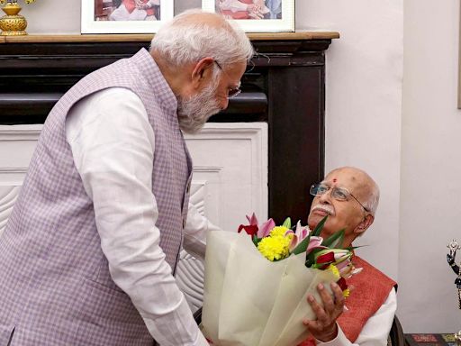 PM Modi Wishes LK Advani on 98th Birthday
