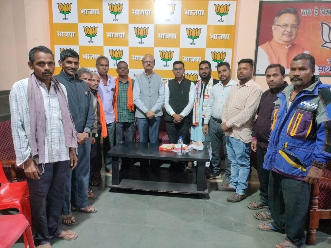 Former MP Abhishek Singh’s Intervention Brings Major Relief to Dongargaon Farmers — Token Issuance for Paddy Procurement Resumes