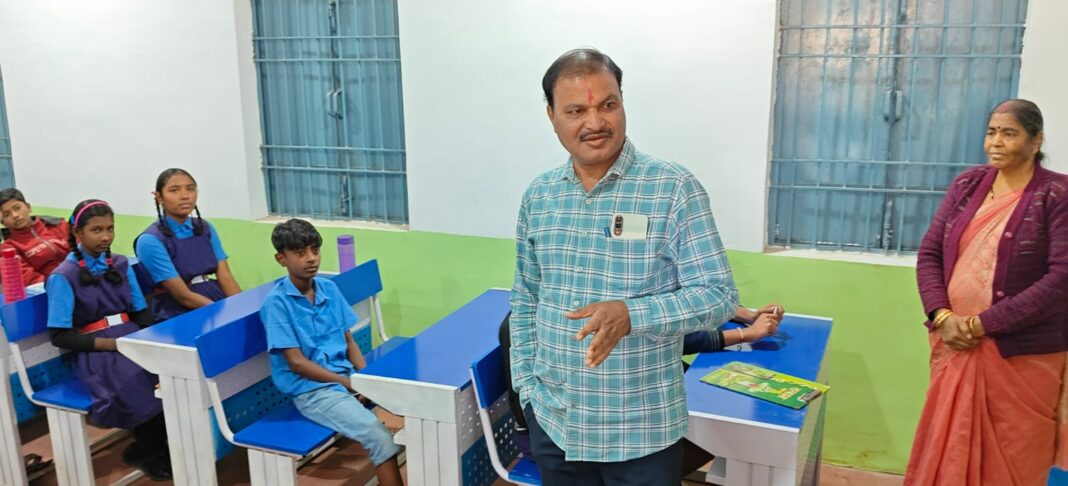 Mayor Madhusudan Yadav Pushes for E-Learning and Infrastructure Upgrade in Government Schools