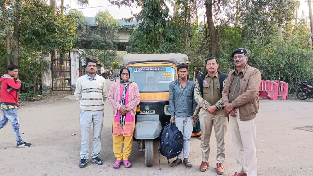 Lost Valuables Recovered: Rajnandgaon Traffic Police Trace Auto Using Unique Number