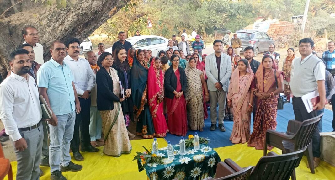 Agriculture Production Commissioner Reviews Crop Diversification and Scheme Implementation in Rajnandgaon Villages