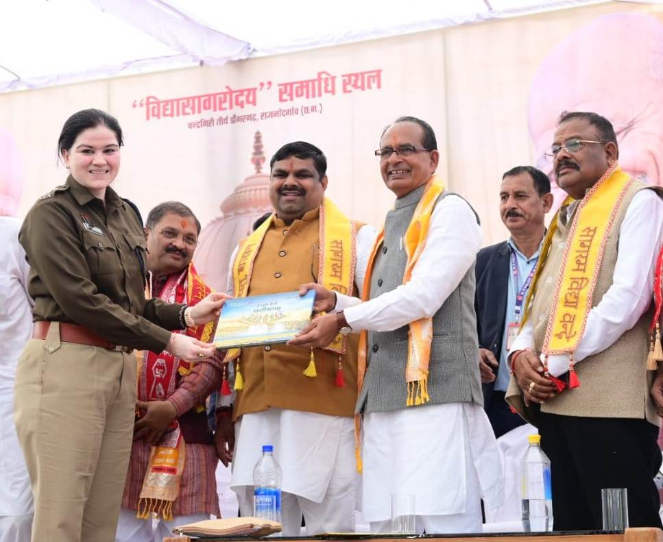 Collector and SP Present Chhattisgarh-Themed Books to Union Minister Shivraj Singh Chouhan