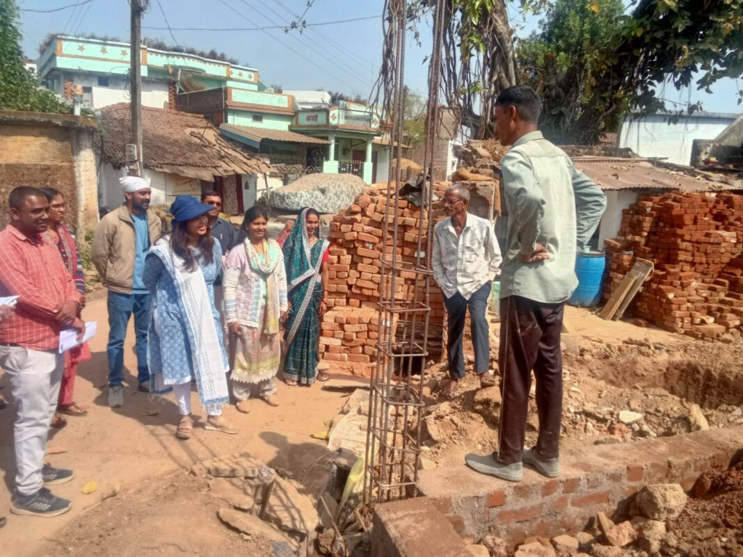 District Panchayat CEO Inspects Pending and Under-Construction PMAY-G Houses in Rajnandgaon Villages