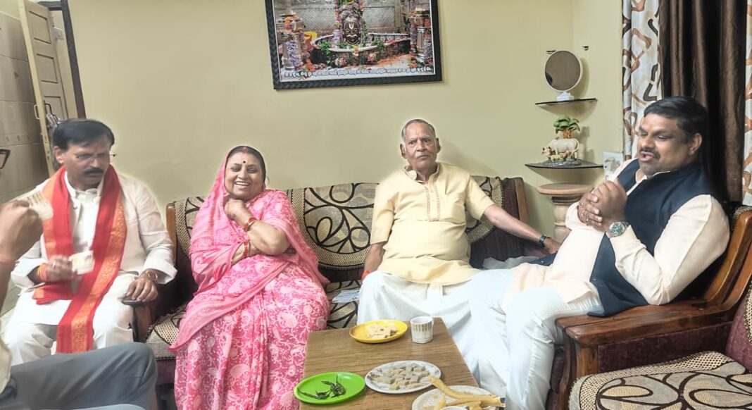 In-Charge Minister Meets Former MP Ashok Sharma in Rajnandgaon