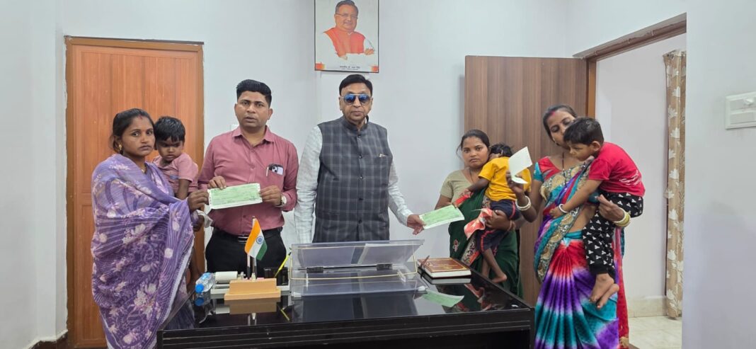 Dr Raman Singh Provides Financial Assistance of ₹6.5 Lakh to 25 Beneficiaries in Rajnandgaon