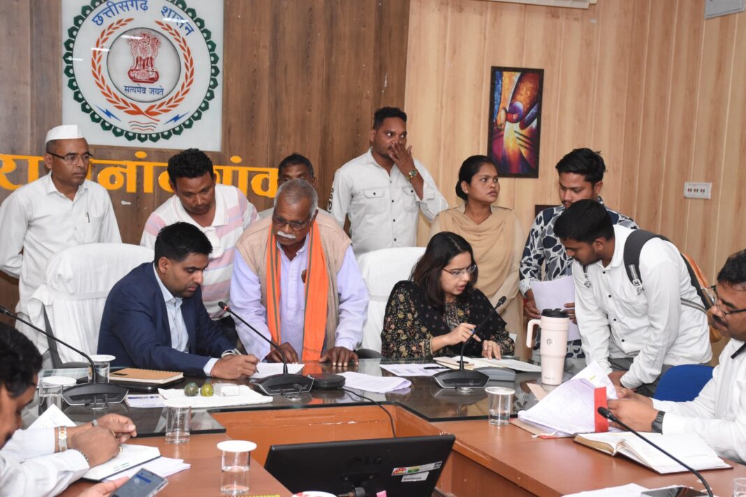 Collector Hears Public Grievances Seriously at Weekly Jandarshan, Orders Priority Disposal