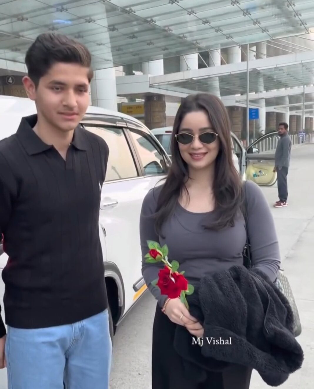 Sara Tendulkar’s Charming Airport Moment: Fan Gifts Red Rose and Gift at Dehradun – Fans Joke About Shubman Gill’s ‘Jealousy