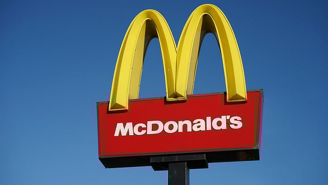 Jaipur McDonald’s Shocker: 40 Litres of ‘Extremely Black’ Reused Oil with Toxic TPC Levels Seized, 40 Kg Rotten Tomatoes Destroyed in Surprise Raid