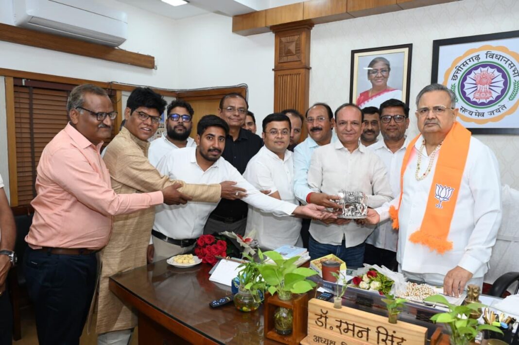 BJP Trade Cell Delegation Pays Courtesy Visit to Dr. Raman Singh in Rajnandgaon