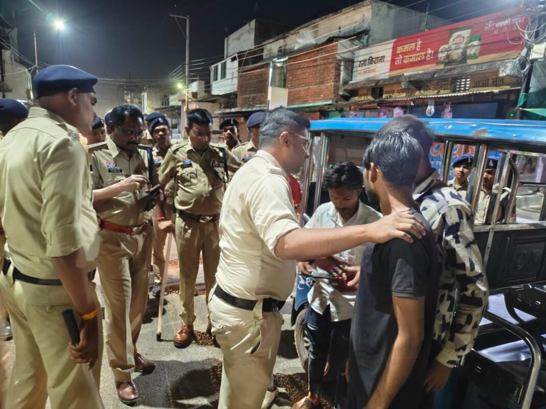 Late-Night Intensive Police Combing Operation Conducted in City; Over 70 Anti-Social Elements Verified
