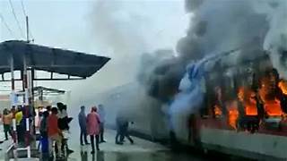 सासाराम रेलवे स्टेशन पर ट्रेन आग एक बोगी जलकर राख