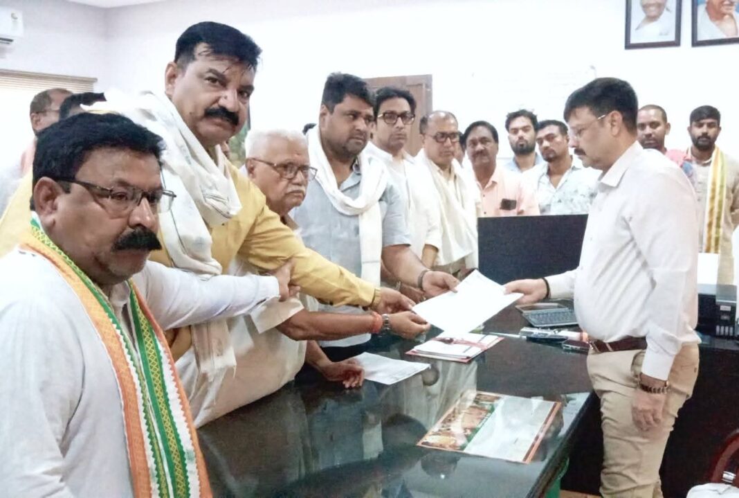 बिगड़ती कानून व्यवस्था को लेकर कांग्रेस ने आई जी को सौंपा ज्ञापन