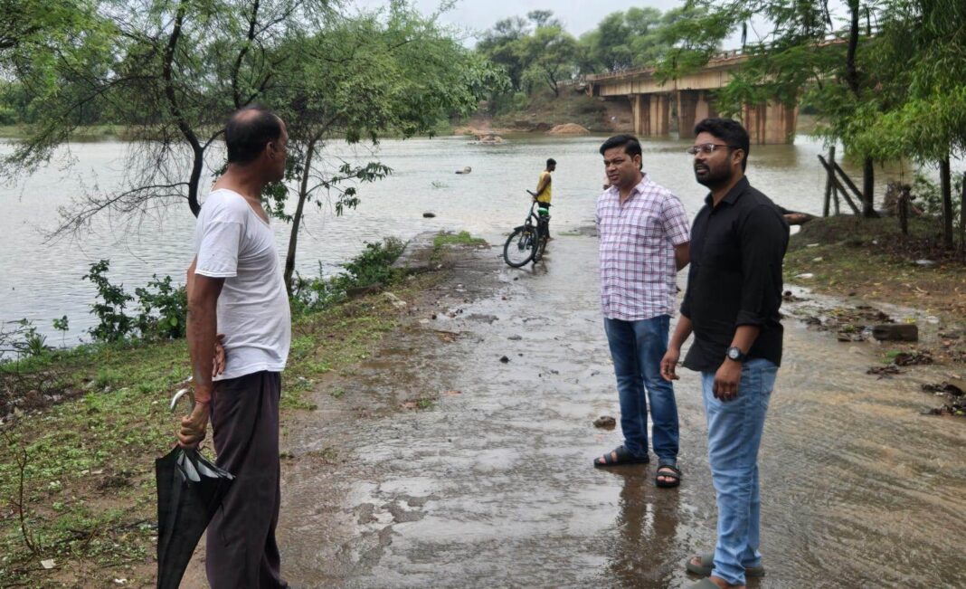 Collector Directs Continuous Monitoring of Flood-Prone Areas as Heavy Rain Keeps Rajnandgaon Administration on Alert