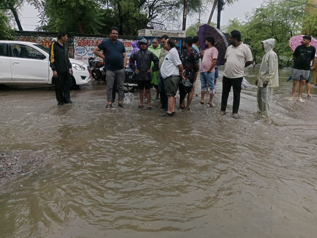 Rajnandgaon Civic Team Mobilises After Overnight Rainfall, Intensifies Water Drainage Operations