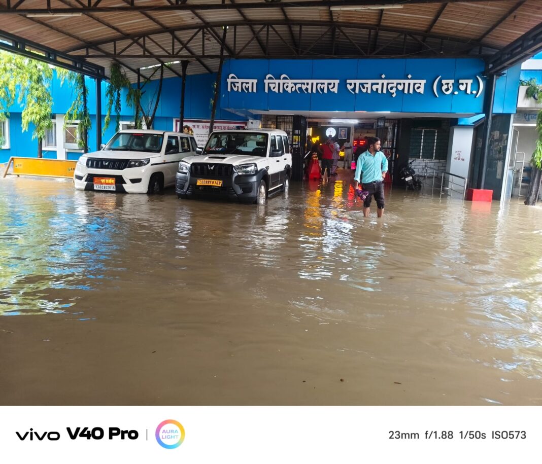 Heavy Monsoon Rains Trigger Waterlogging at Rajnandgaon District Hospital, Disrupt X-Ray Services
