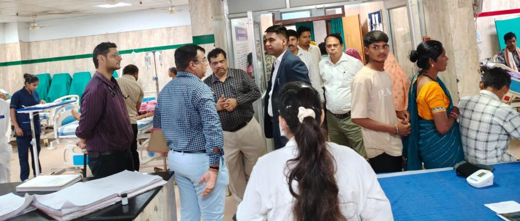 Collector Jitendra Yadav Conducts Surprise Inspection of Government Medical College, Orders Expansion of Healthcare Services