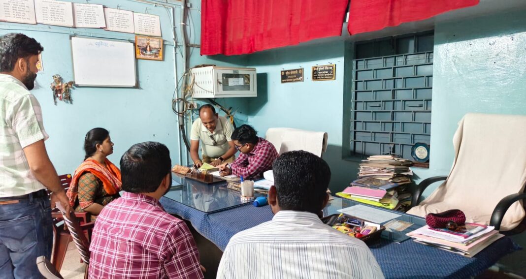 Zila Panchayat CEO Inspects Gram Panchayats in Dongargaon Block