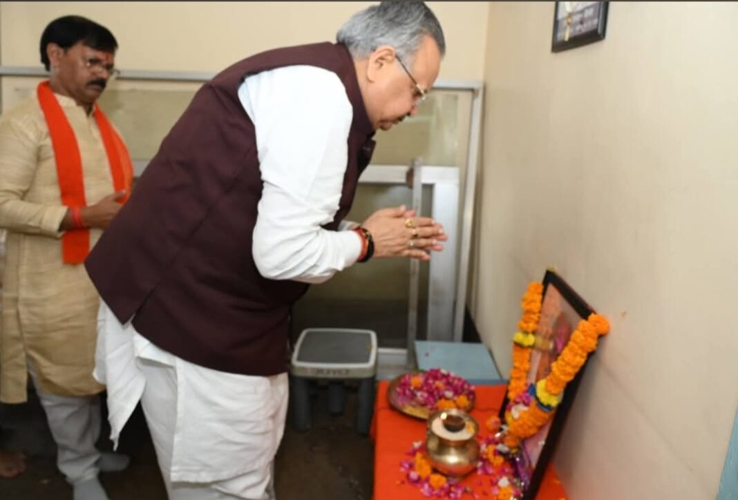 Dr. Raman Singh Visits Ravi Sinha’s Residence to Offer Condolences