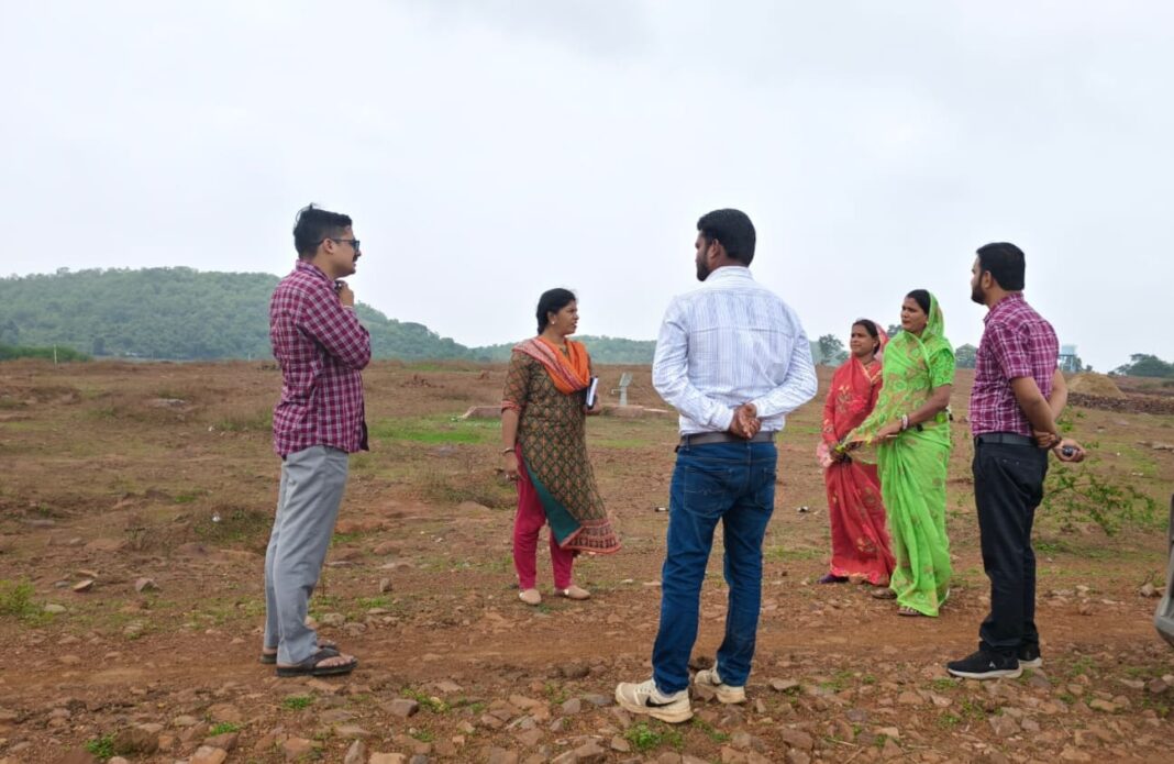 District Panchayat CEO Inspects Gram Panchayats in Dongargaon Area