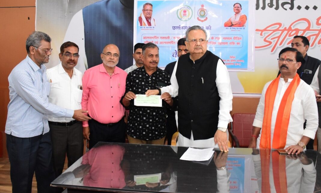 Dr. Raman Singh Distributes ₹13.05 Lakh Financial Assistance to 30 Beneficiaries and Organizations in Rajnandgaon