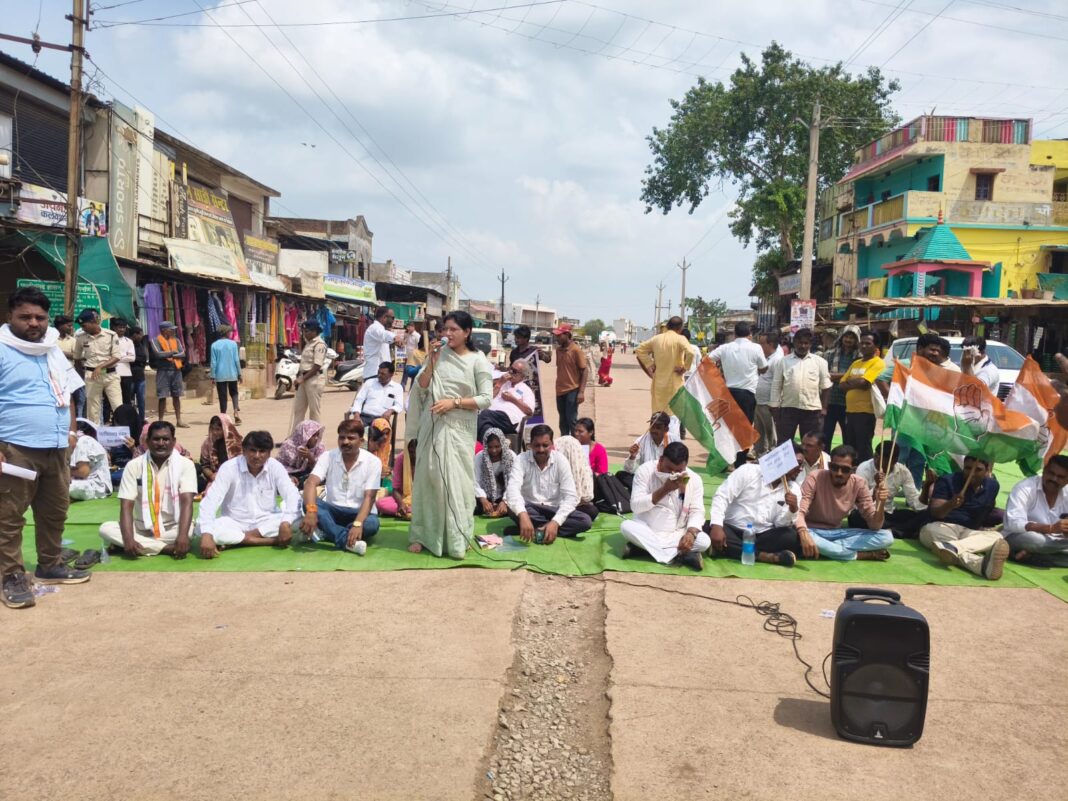 Congress Stages Road Blockade in Thelkadih Demanding Separate College Building