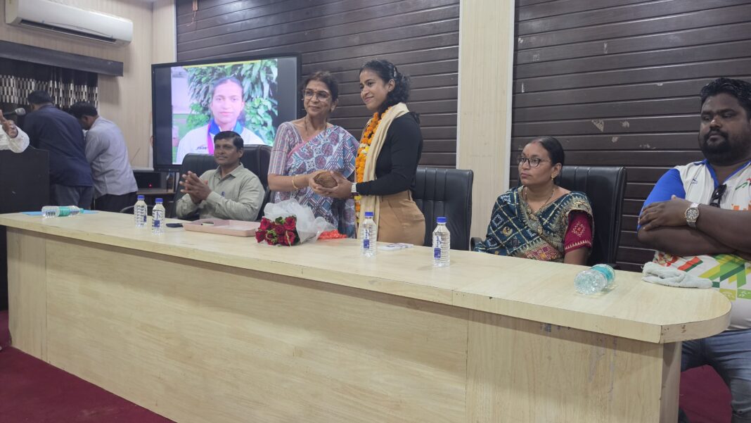 Former Student Gyaneshwari Yadav Felicitated at Digvijay Government College After Commonwealth Silver