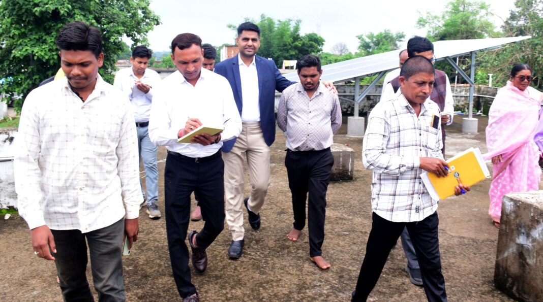 Collector Jitendra Yadav Conducts Surprise Inspection in Bamhni, Reviews Revenue, Rural Development and Solar Energy Initiatives