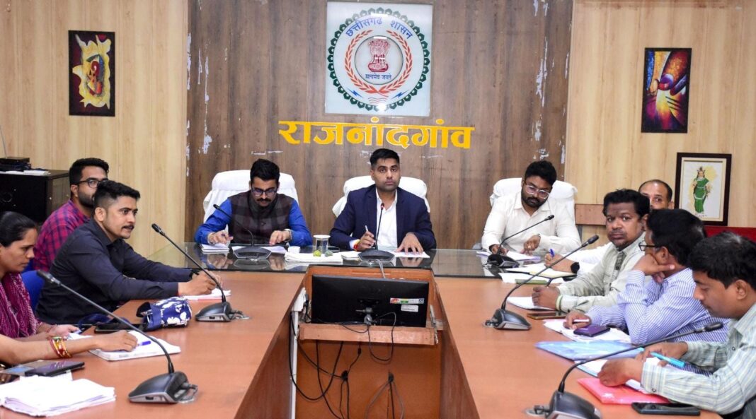 Collector Reviews Work of Gram Panchayat Secretaries, Pushes Solar Scheme and Timely Completion of Development Works