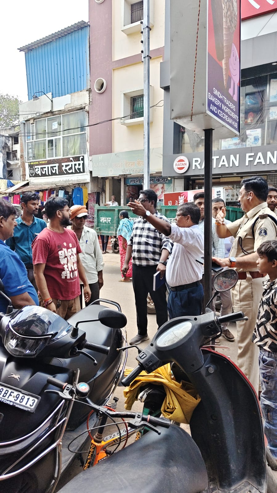 Rajnandgaon Market Drive: Commissioner Markam and Traffic Police Inspect Encroachments
