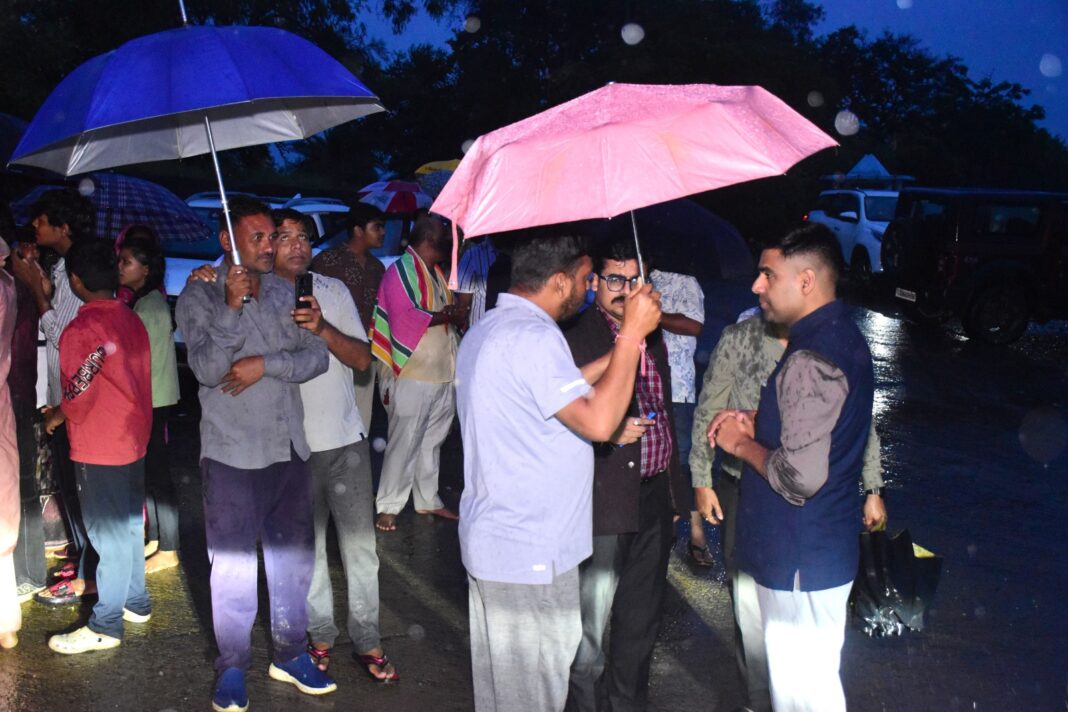 Collector Jitendra Yadav Reviews Flood Situation at Jangleshwar-Dhamansara Anicut