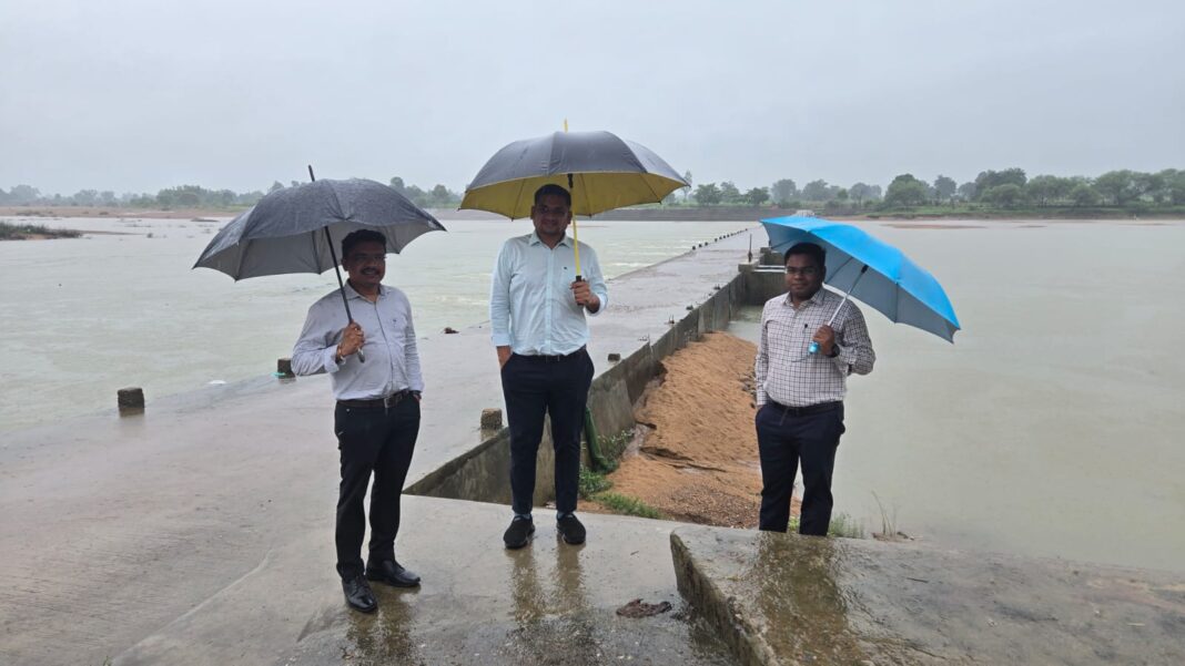 Revenue Officials Inspect Flood-Prone Areas Across Rajnandgaon Amid Continuous Rainfall