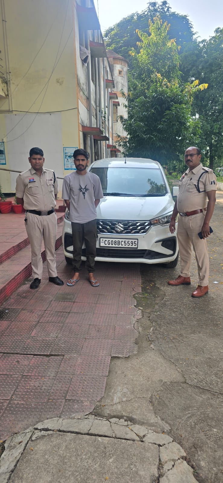 Hotel Operator Allegedly Threatened with Knife Over Illegal Extortion in Rajnandgaon; Absconding Accused Arrested