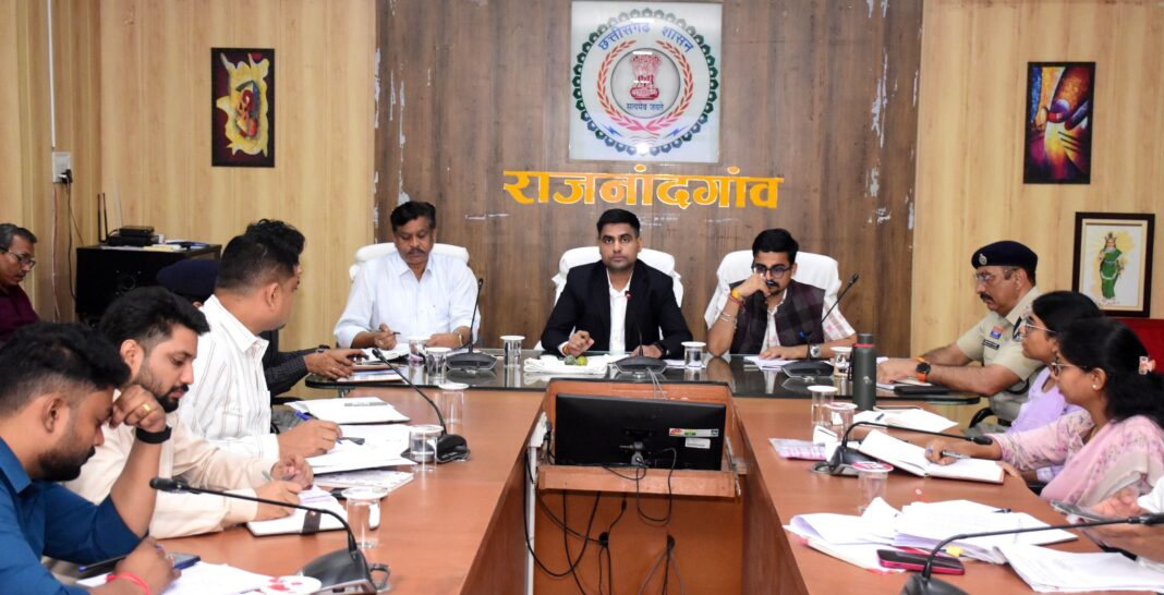 Collector Reviews Departmental Work, Sets Target of 10 Lakh Munga Saplings in Rajnandgaon