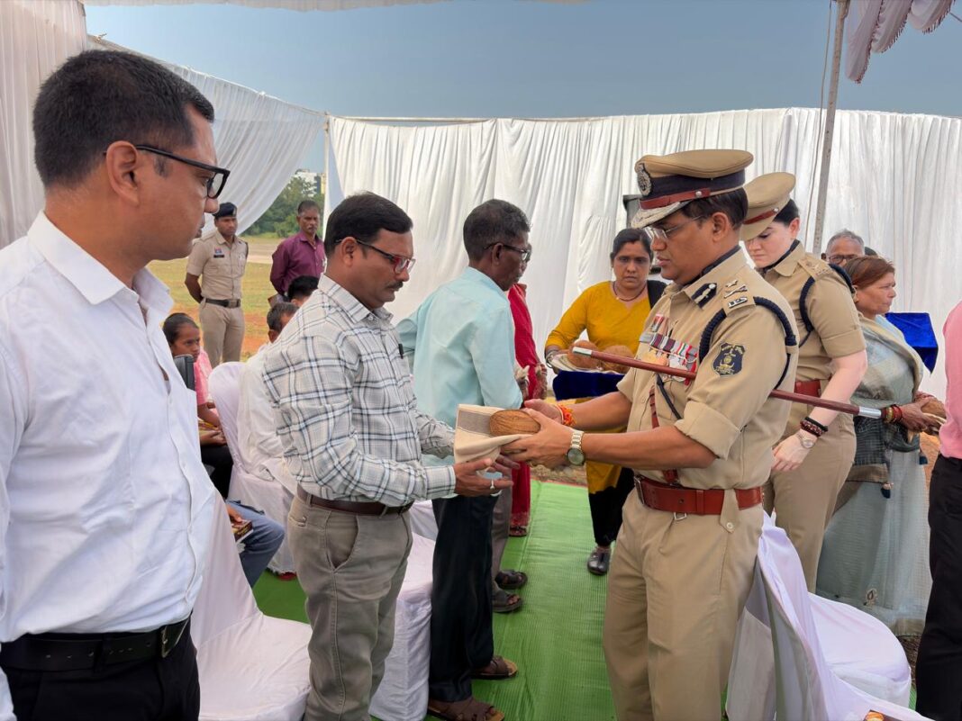 Police Commemoration Day: Rajnandgaon Police Pays Tribute to 154 Martyrs, Honours Families of Fallen Personnel