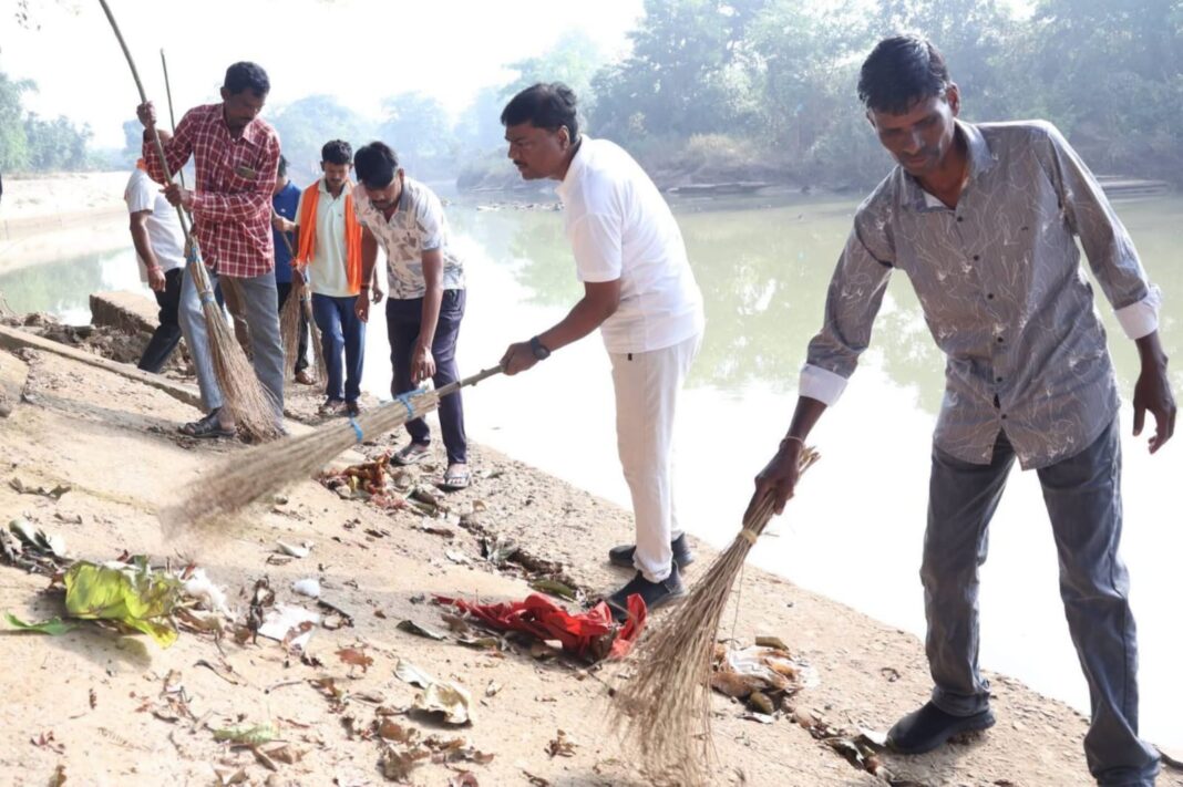 Community Participation Drives Cleanliness Campaign at Rampur Ashram in Bastar
